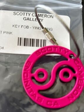 NWT SCOTTY CAMERON GALLERY Key Fob Ying Yang Hot Pink Golf